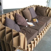 Jaunais dizaineris izgudroja revolucionāro kartona dīvānu